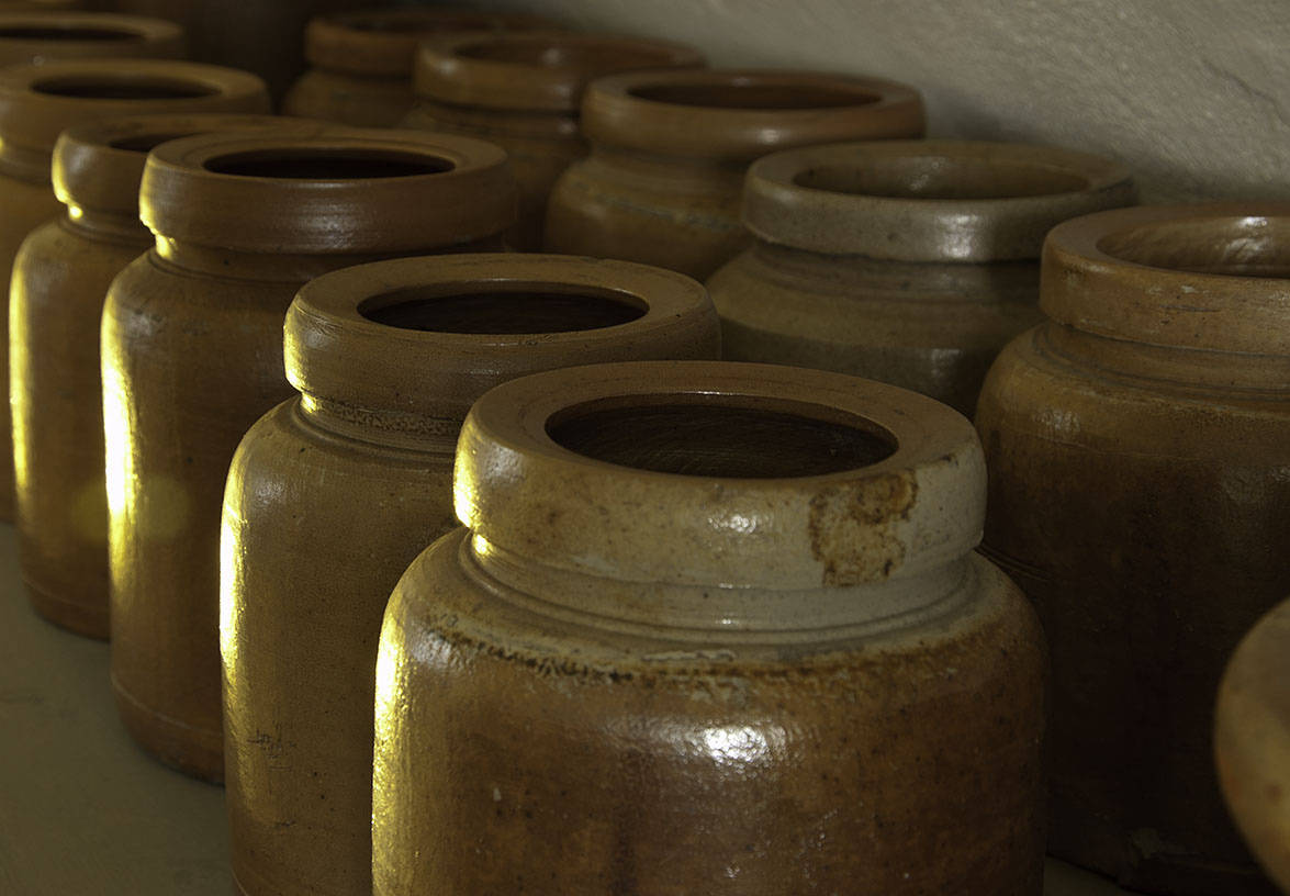 Potten voor zuurkool en dergelijke, in de kelder van de Oudheidkamer, Den Burg, Texel
