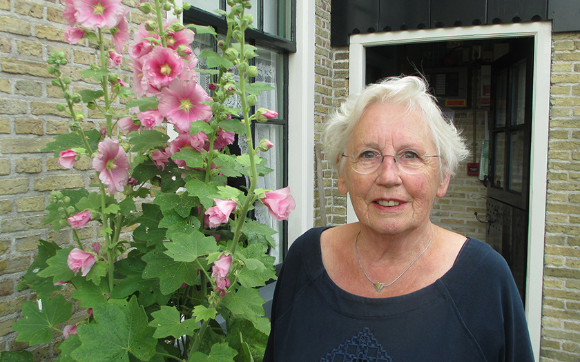 Majella Reijnders bij de Oudheidkamer Texel