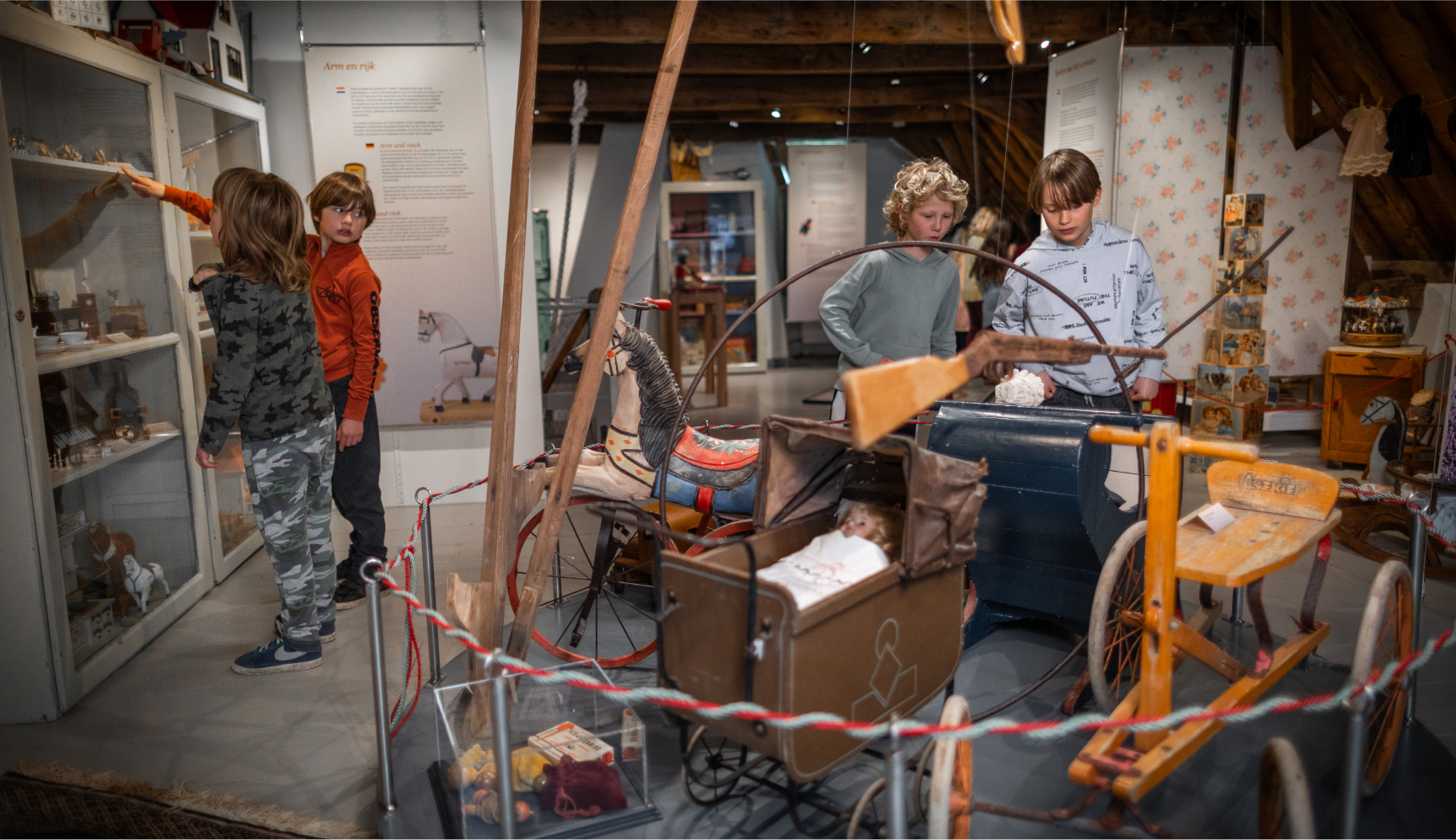 Kinderen kijken rond in de tentoonstelling Spelen met het Verleden in de Oudheidkamer.